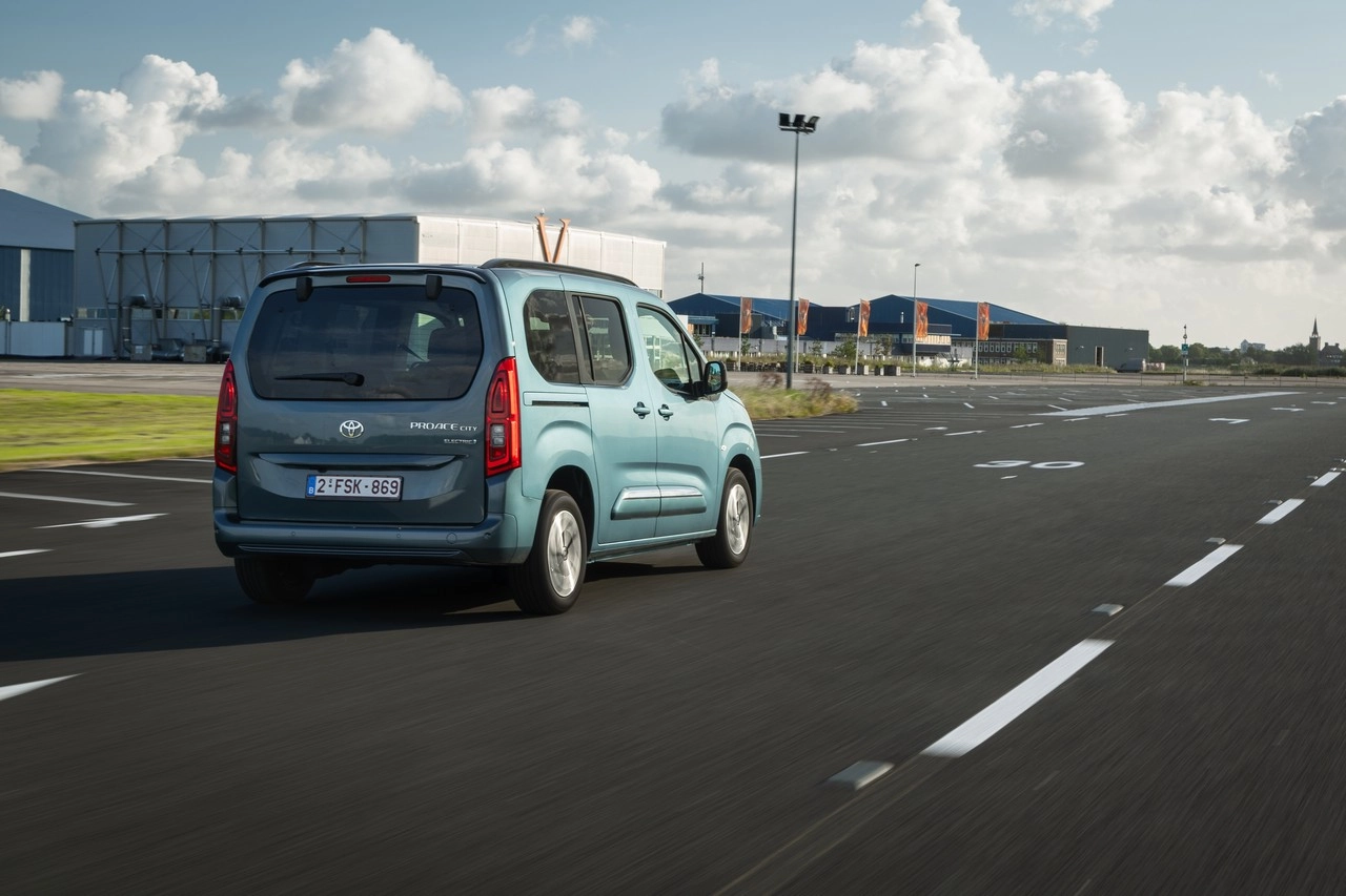 2024 Proace City Family L1 BEV Libeccio blue Dynamic 006